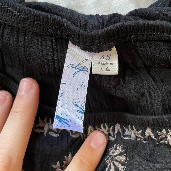 Off Shoulder Embroidered Top - Picture 3 of 4